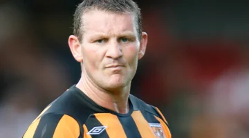 مواجهة عائلية حزينة.. نجم الدوري الإنجليزي السابق يلتمس التواصل مع ابنه